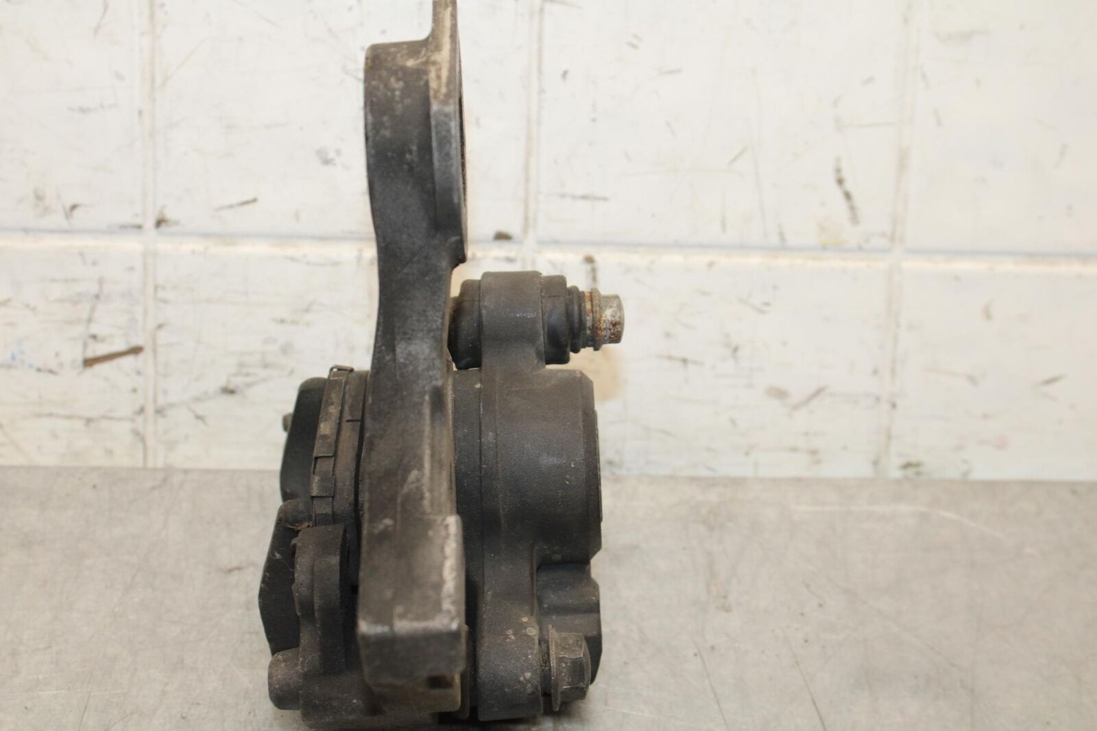 2005 Yamaha YZF R6 REAR BRAKE CALIPER W MOUNT BRACKET 5SL-2580W-00-00 BB62