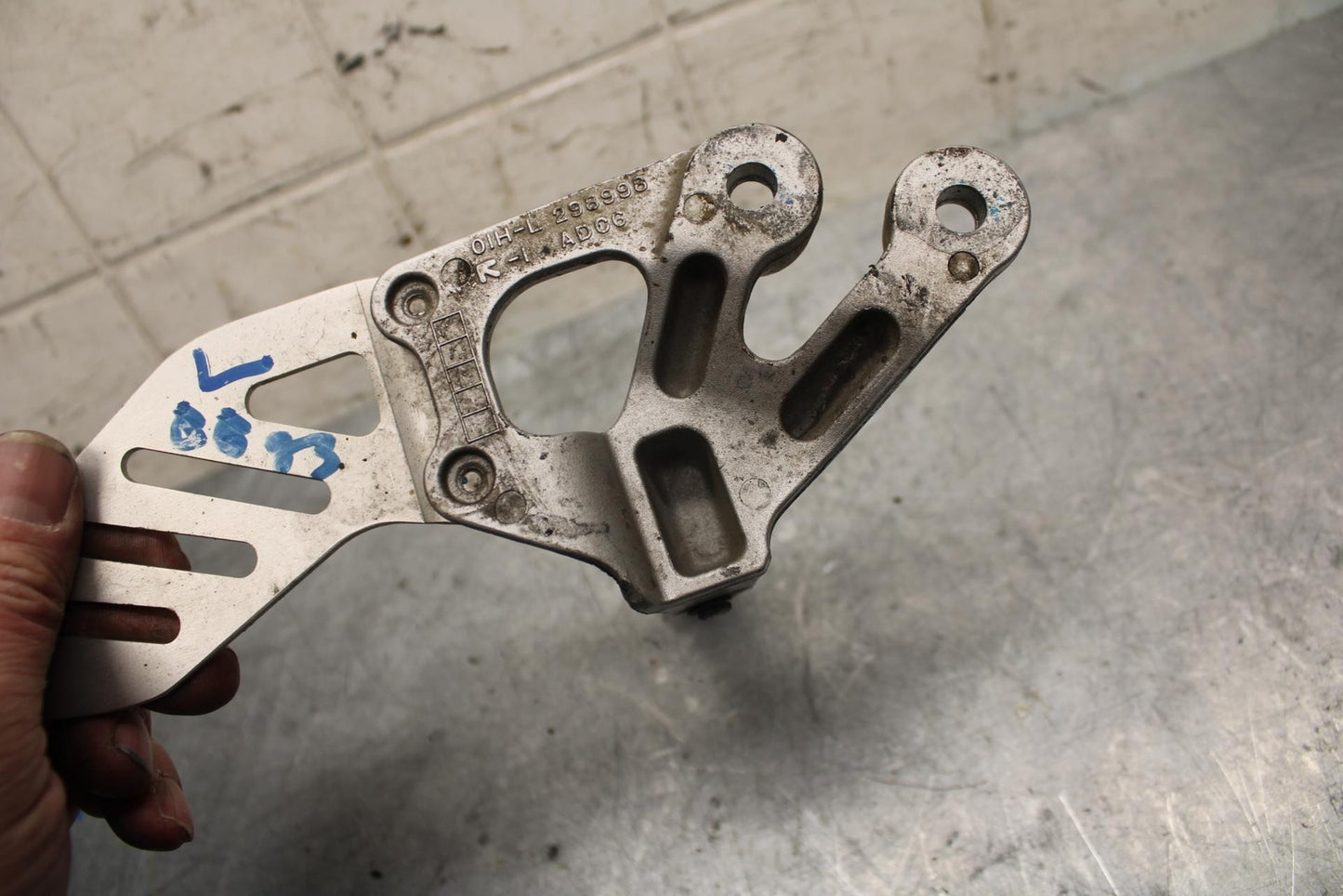 2006 Suzuki GSXR750 LEFT REARSET REAR SET DRIVER FOOT PEG REST STOP BB40