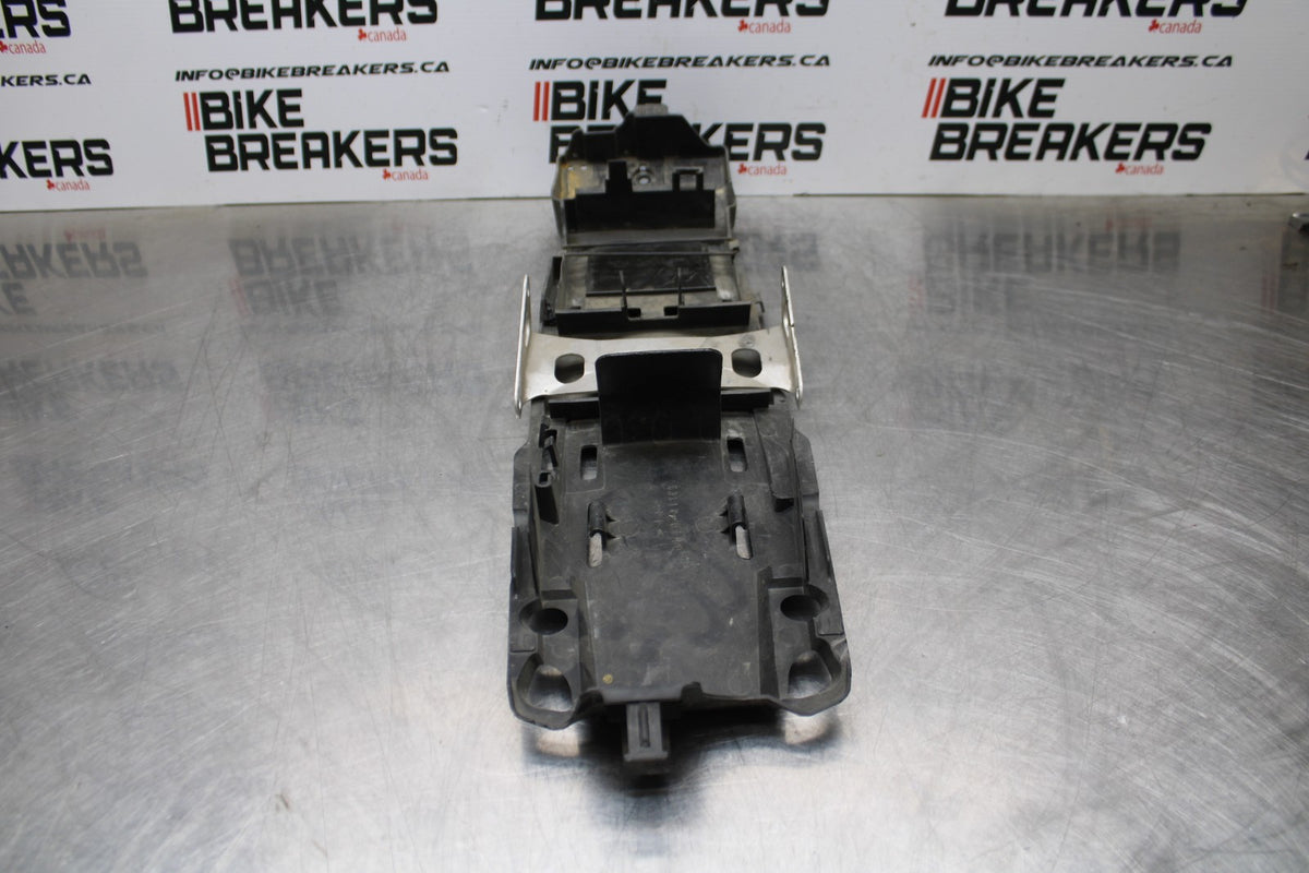 06-07 SUZUKI GSXR 600 REAR BACK TAIL UNDERTAIL BATTERY TRAY PLASTIC BB178