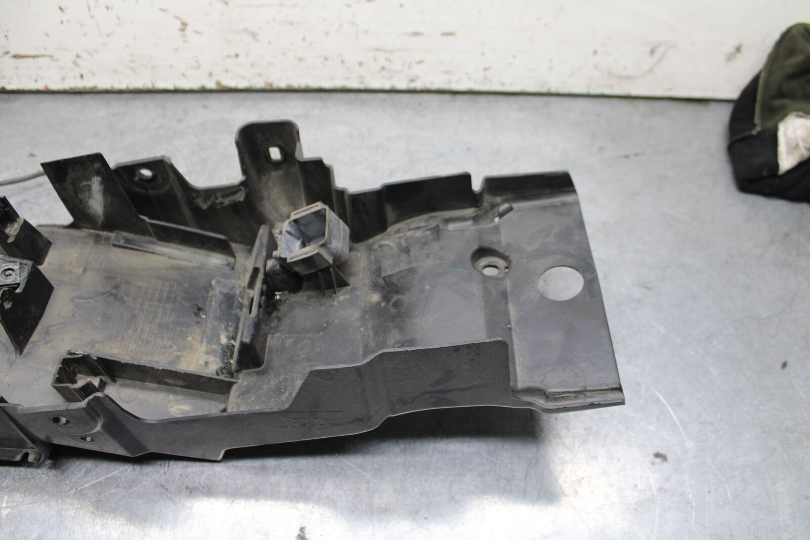 15-16 HONDA CB300F REAR BACK TAIL UNDERTAIL BATTERY TRAY PLASTIC BB740