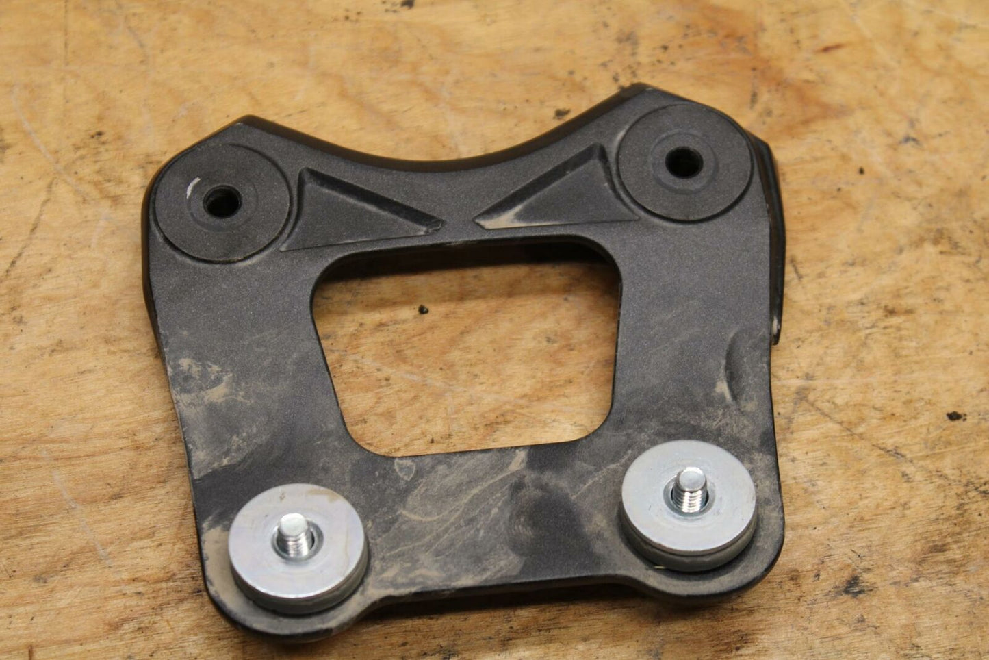 19-20 KAWASAKI NINJA ZX6R FRONT GAS TANK BRACKET MOUNT BB338