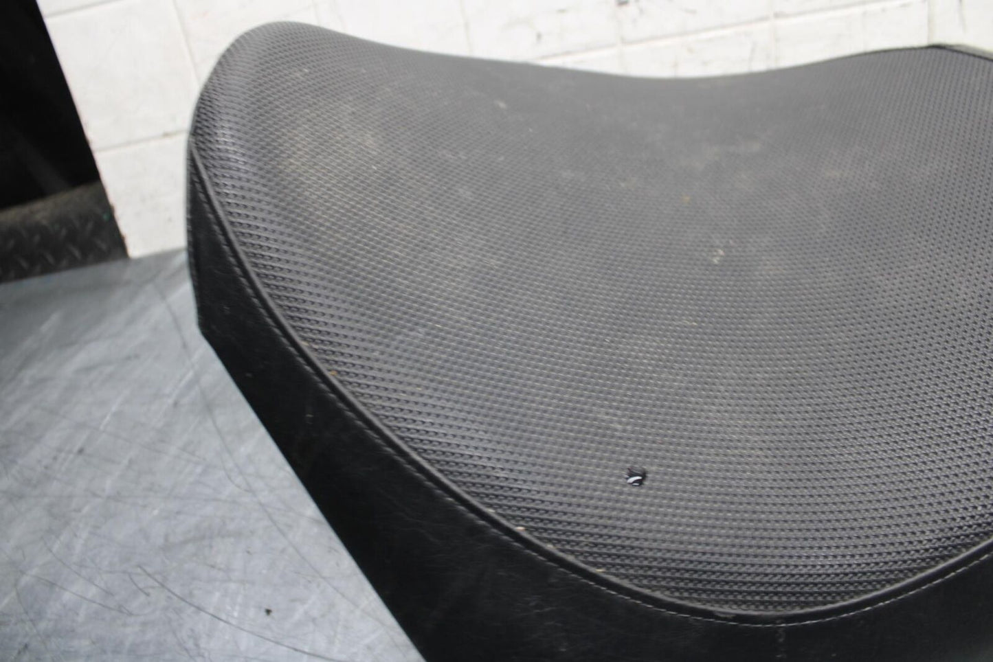 06-09 SUZUKI M109R BOULAVARD FRONT DRIVERS SEAT BB501
