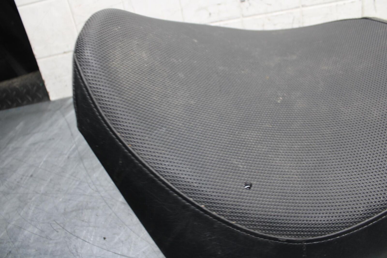06-09 SUZUKI M109R BOULAVARD FRONT DRIVERS SEAT BB501