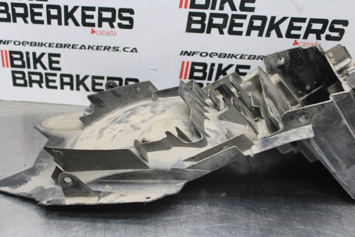 06 SUZUKI SV650S REAR BACK TAIL UNDERTAIL BATTERY TRAY PLASTIC BB783