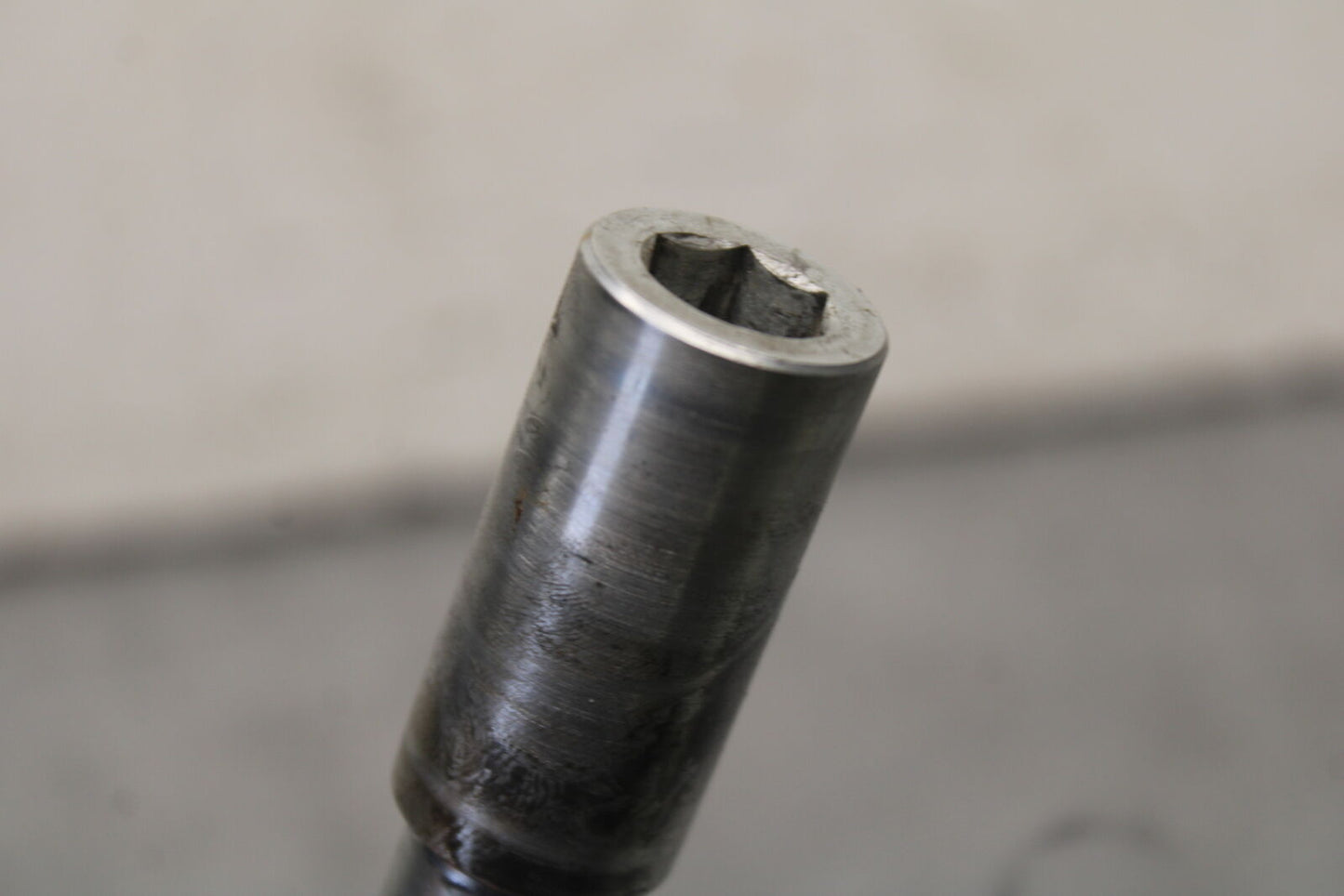 05-06 SUZUKI BOULEVARD M50 FRONT WHEEL RIM AXLE PIVOT BOLT BB671