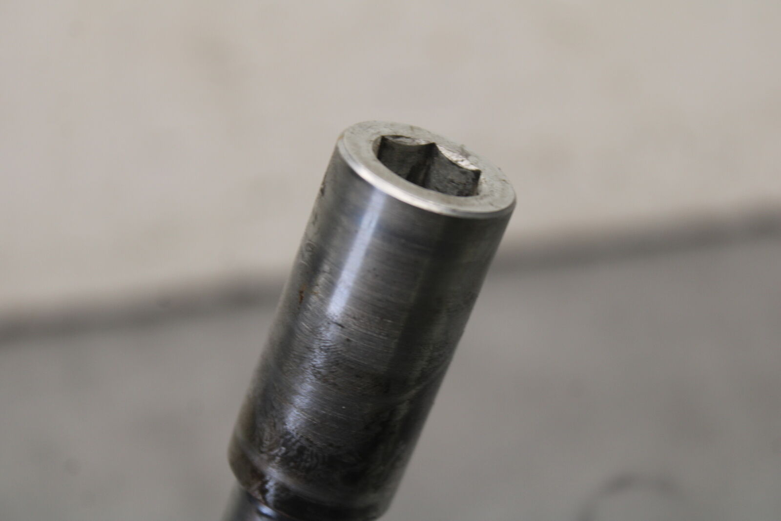 05-06 SUZUKI BOULEVARD M50 FRONT WHEEL RIM AXLE PIVOT BOLT BB671