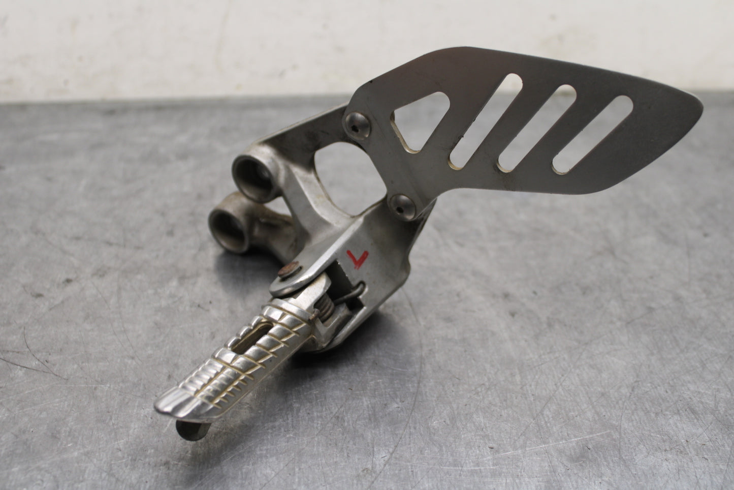 06-07 SUZUKI GSXR750 LEFT REARSET REAR SET DRIVER FOOT PEG REST STOP BB132