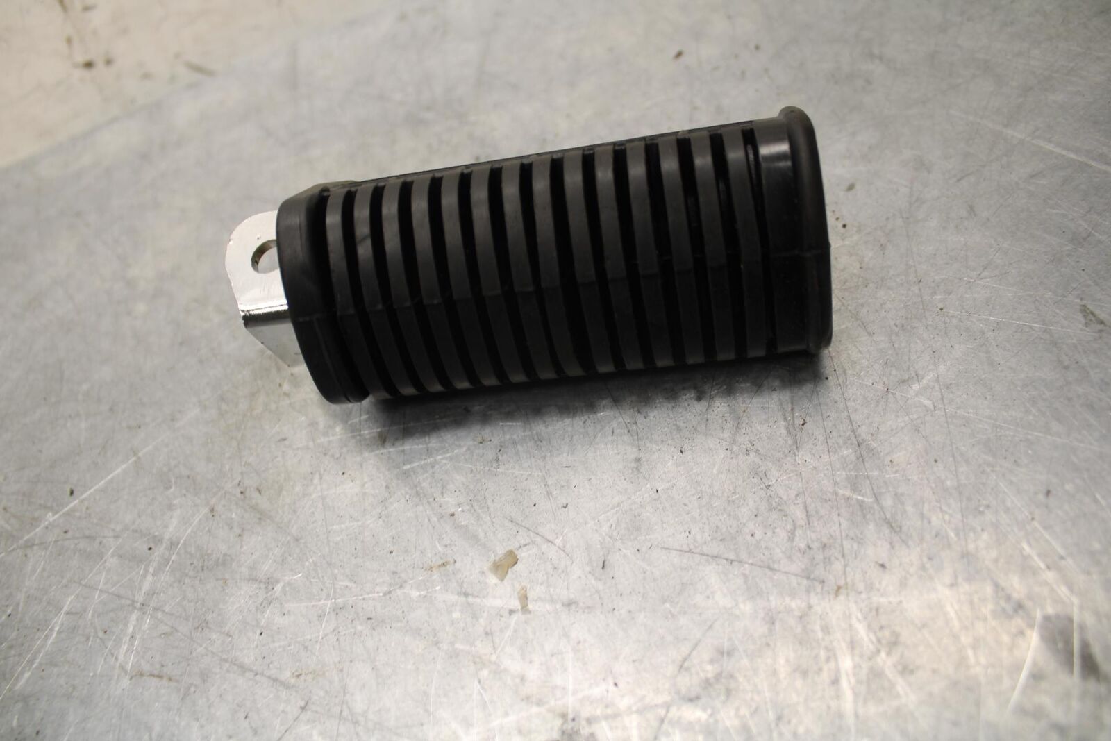 1983 Suzuki GS1100E RIGHT FRONT FOOT REST PEG STEP 43550-34501 BB37