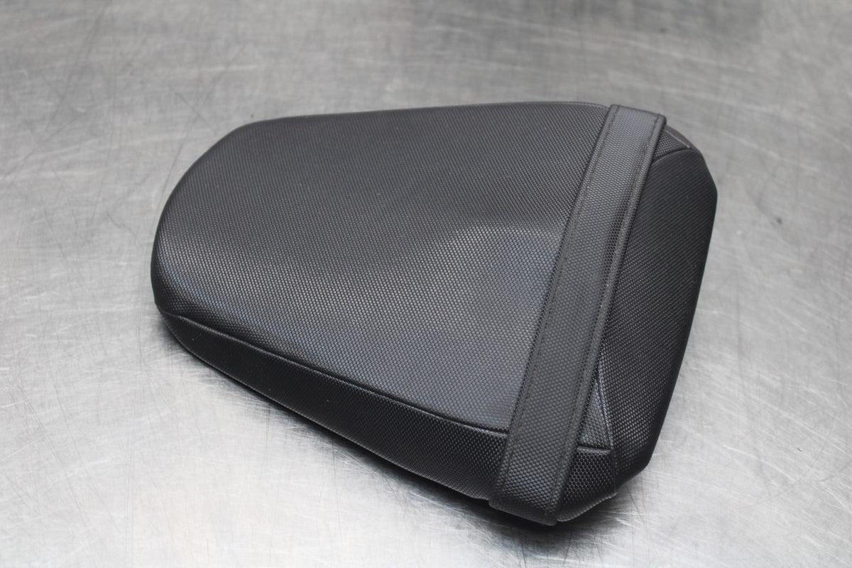 18 SUZUKI GSXR1000 REAR BACK PASSENGER TANDEM SEAT PAD SADDLE PILLION BB642