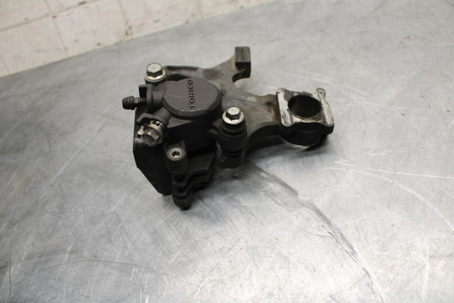 2008 Suzuki GSXR1000 REAR BACK BRAKE CALIPER W MOUNT BRACKET 69150-21H00 BB519