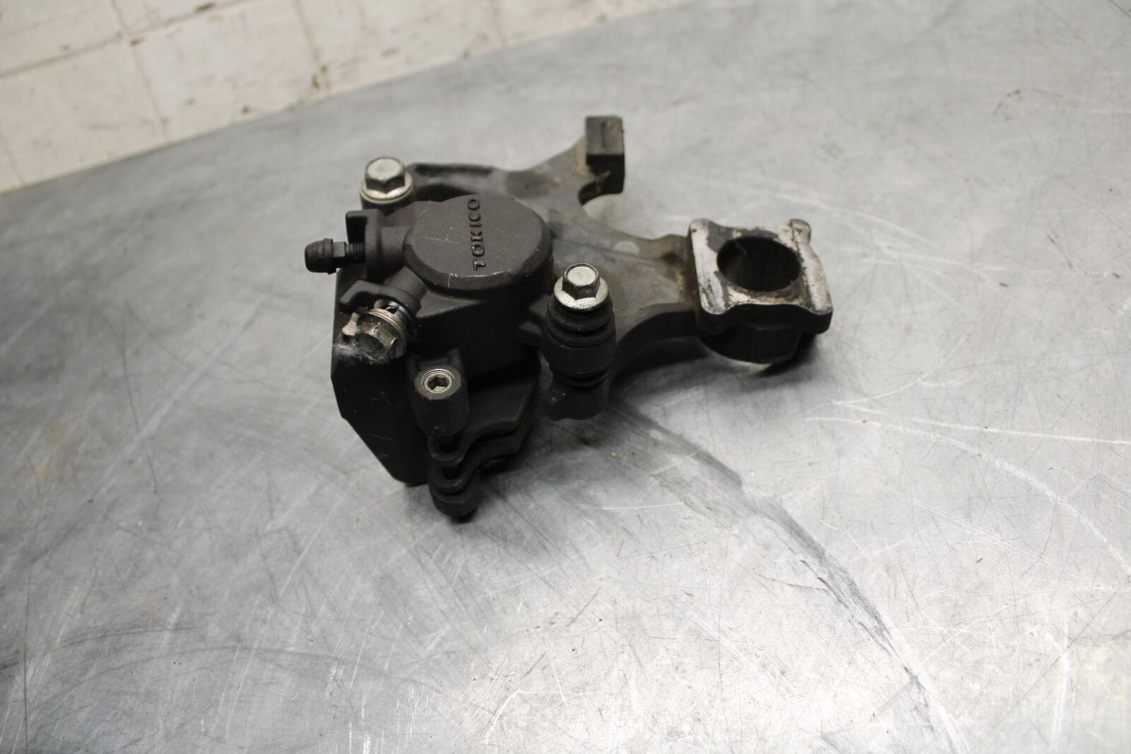2008 Suzuki GSXR1000 REAR BACK BRAKE CALIPER W MOUNT BRACKET 69150-21H00 BB519