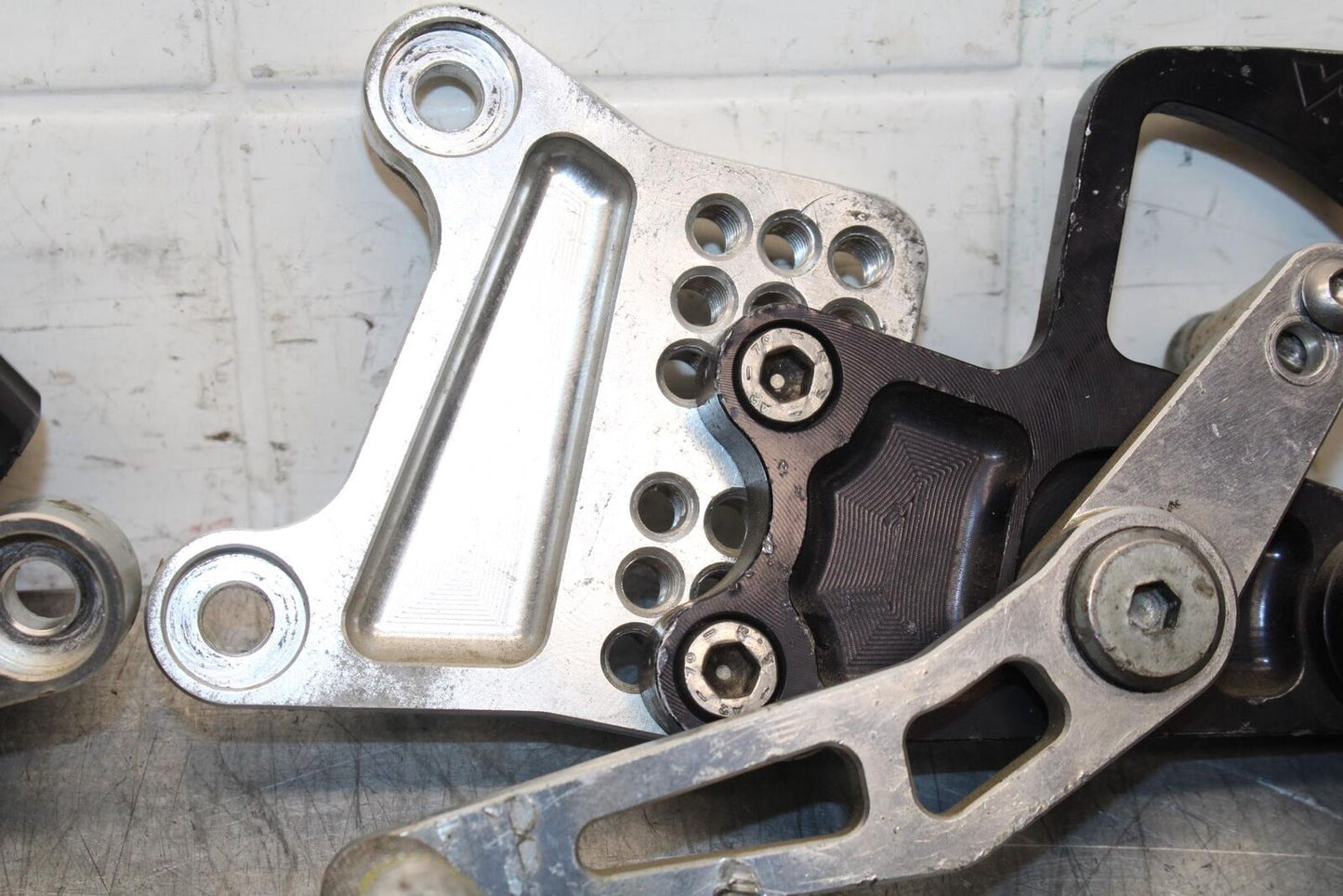 05 YAMAHA YZF R6S VORTEX RIGHT LEFT REARSETS REAR SET DRIVER FOOT PEGS BB600