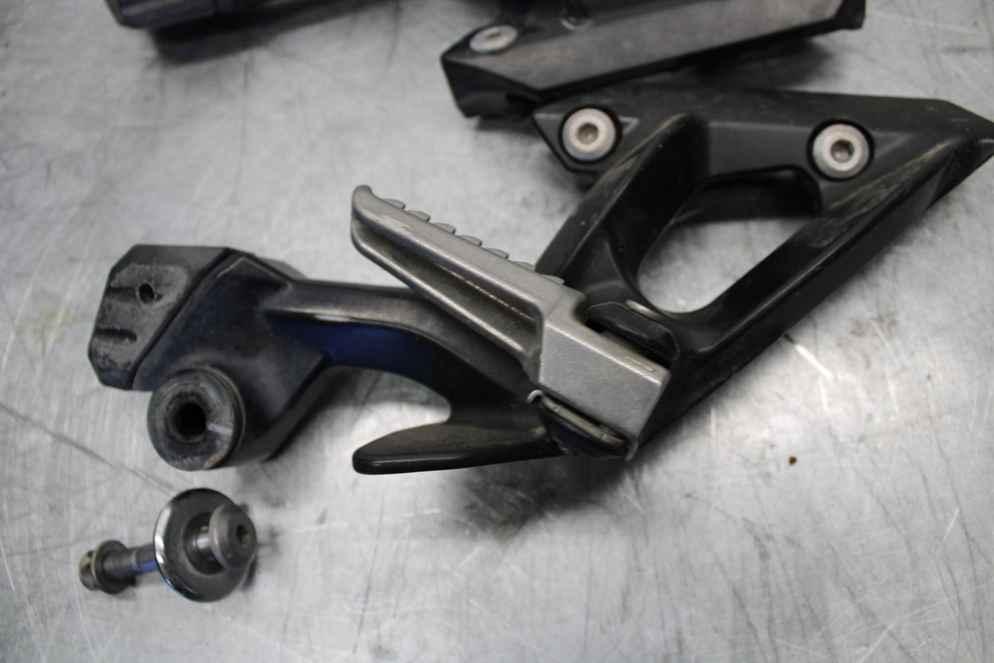 07-08 KAWASAKI CONCOURS 1400 ABS REAR BACK PASSENGER PEG SET PAIR BB449