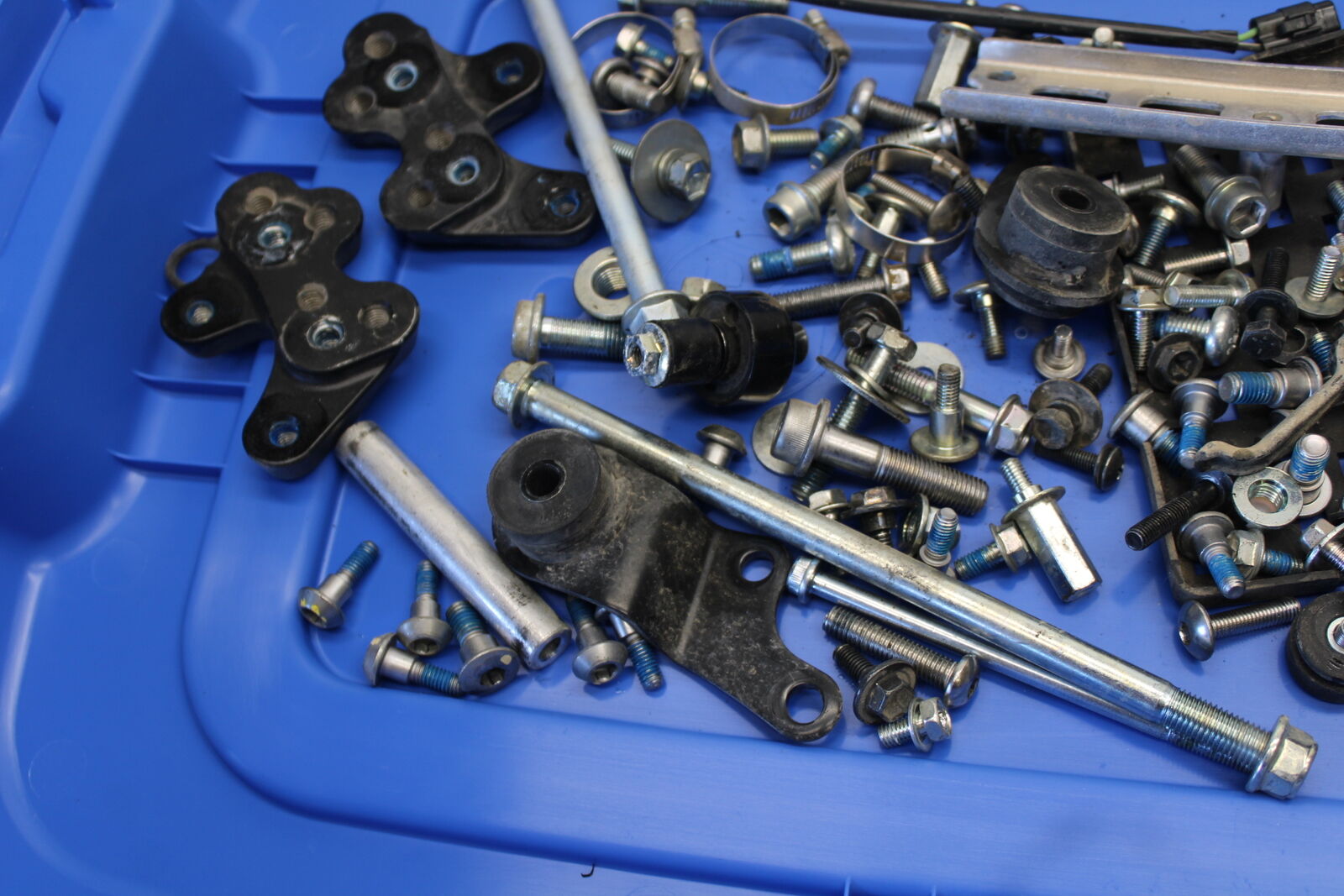 11-24 SUZUKI GSXR750 MOUNTING BOLTS HARDWARE MOTOR SCREWS  BB687