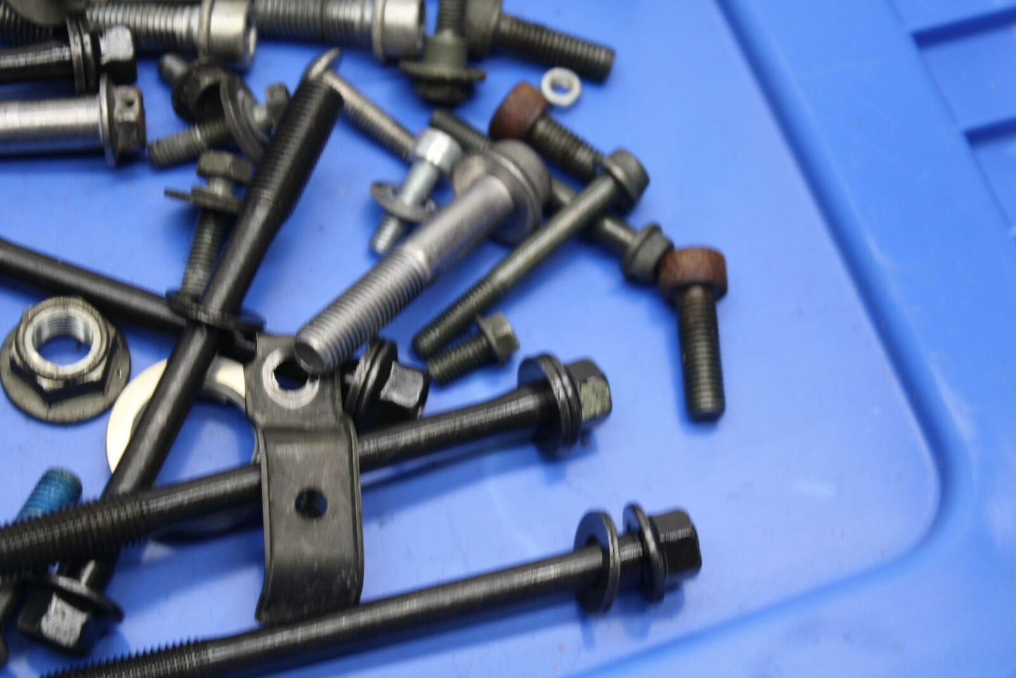 05-06 SUZUKI GSXR1000 MOUNTING BOLTS HARDWARE MOTOR SCREWS BB677