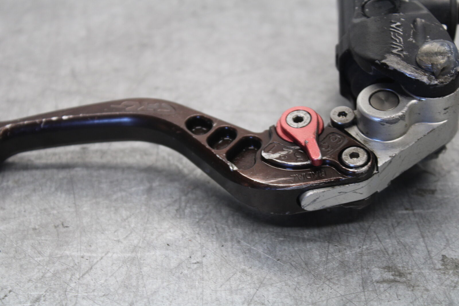 05-06 SUZUKI GSXR1000 FRONT BRAKE MASTER CYLINDER w/ LEVER 59600-47H10 BB677