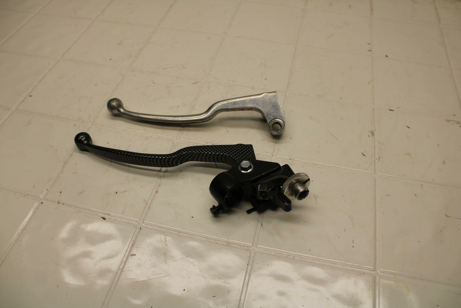 01-05 YAMAHA FZS1000 CLUTCH PERCH MOUNT WITH LEVER BB 04 