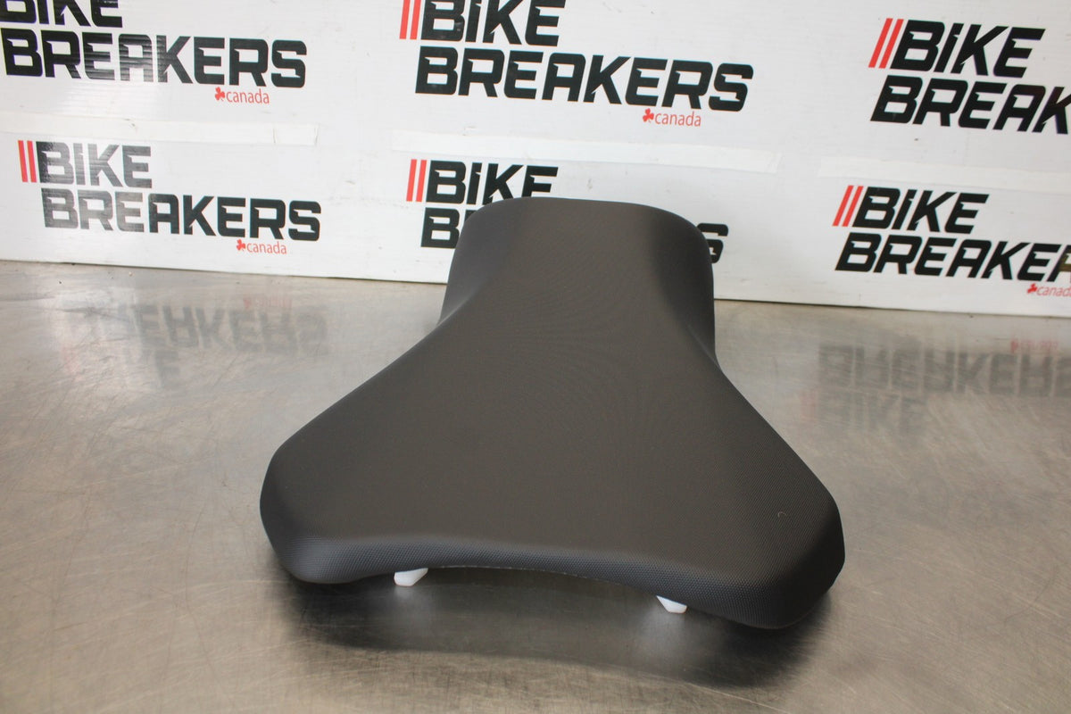11-26 SUZUKI GSXR750 NEW TAKE OFF! FRONT DRIVERS SEAT PAD SADDLE PILLION BB882