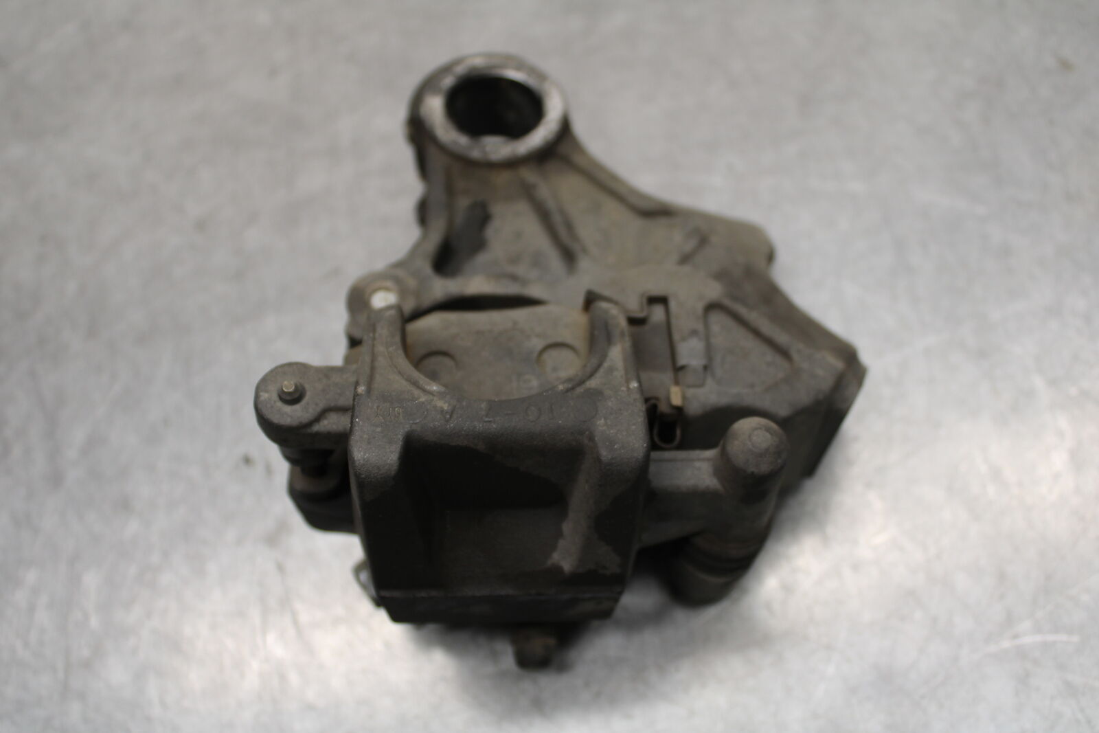 06-07 SUZUKI GSXR750 REAR BRAKE CALIPER W MOUNT BRACKET 69100-01H00-999  BB670