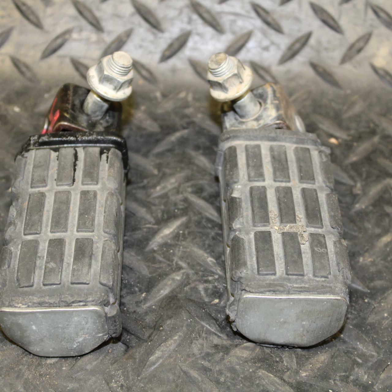 80-81 YAMAHA XS1100 SPECIAL REAR FOOT RESTS PEGS STEPS SET PAIR BB174