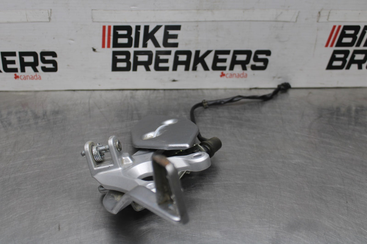 19-24 YAMAHA R3 RIGHT REARSET REAR SET DRIVER FOOT PEG REST STOP BB942