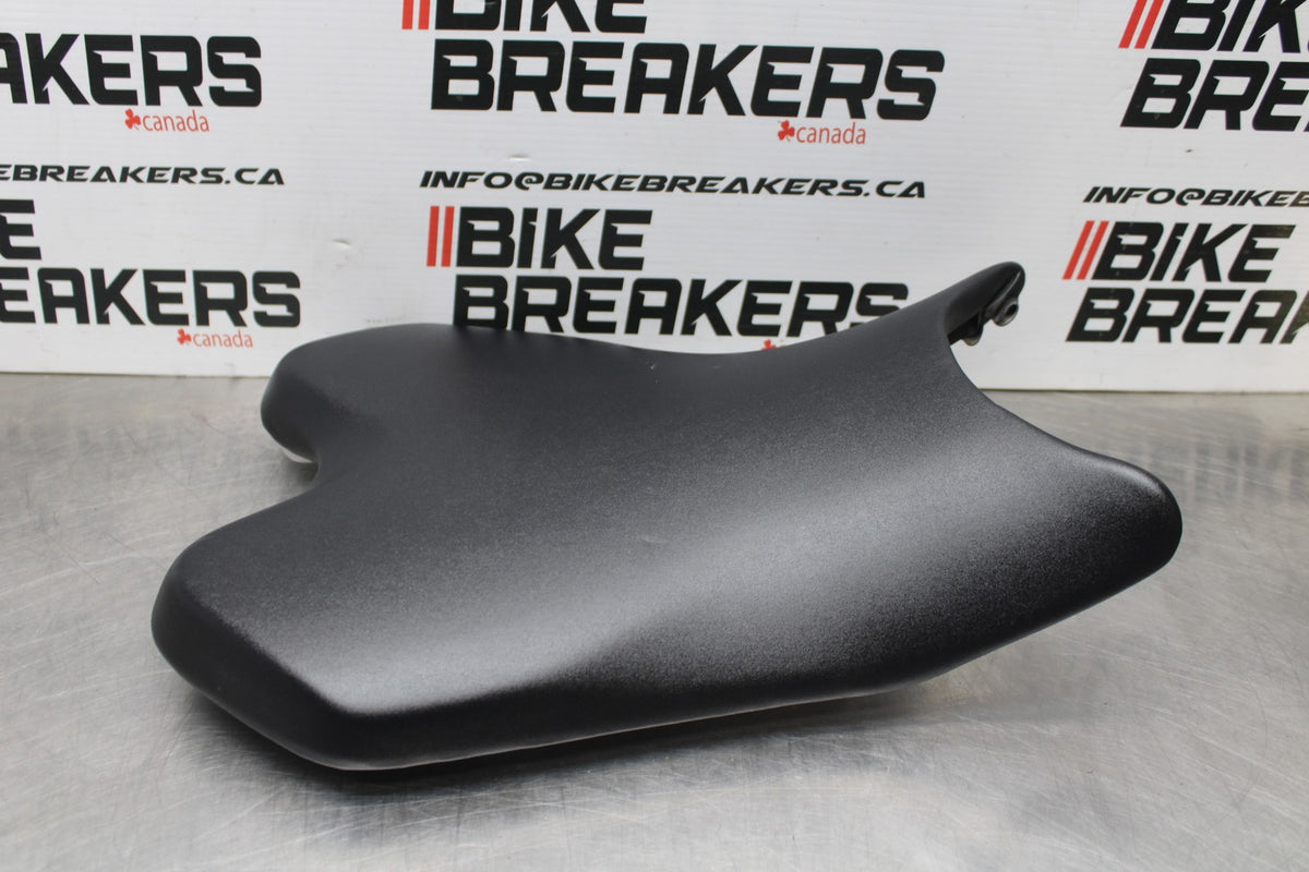 08-16 YAMAHA YZF R6 FRONT DRIVERS SEAT PAD SADDLE PILLION BB856