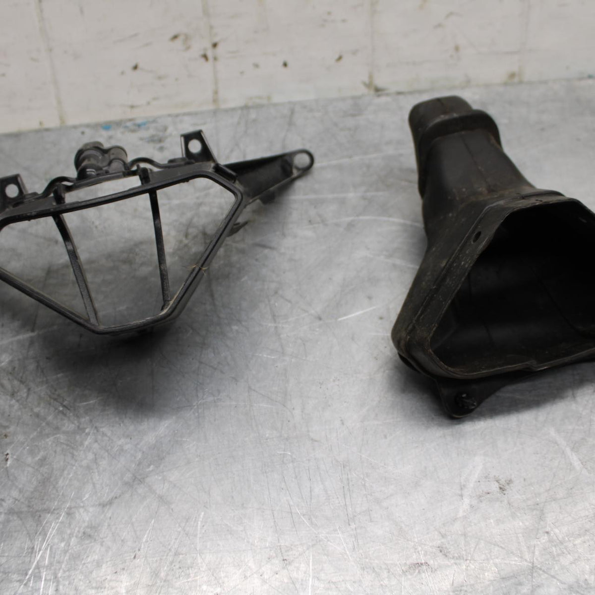 17-21 TRIUMPH STREET TRIPPLE R ABS AIR INTAKE GRILL bb452