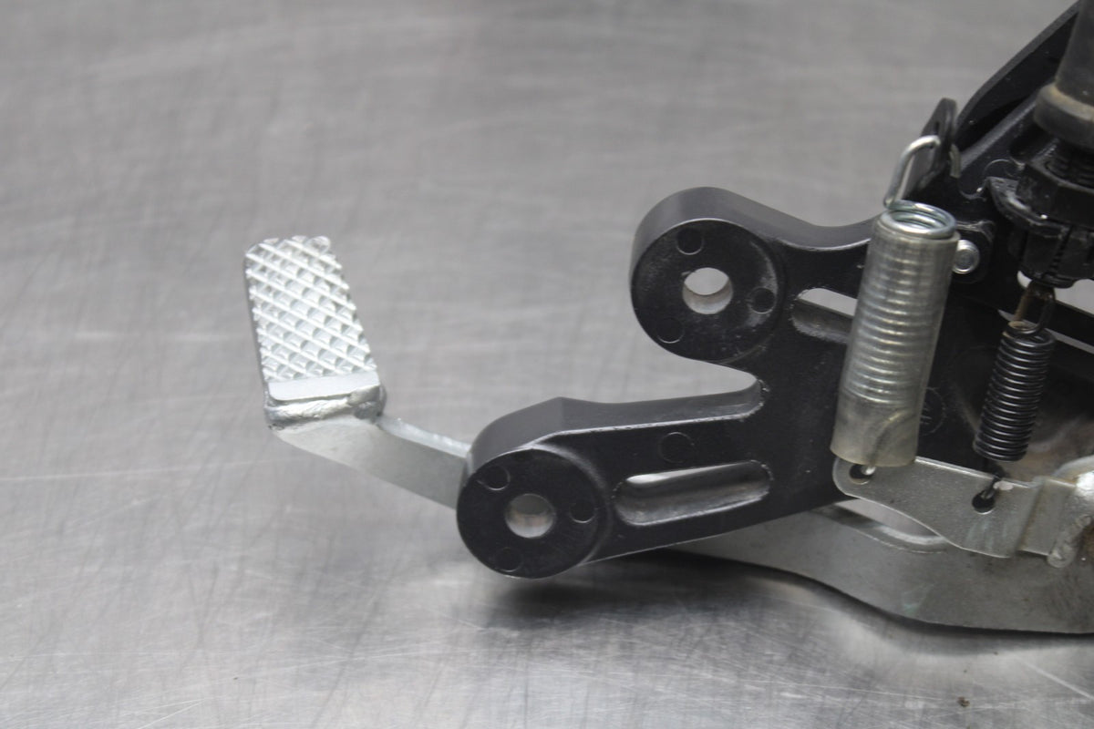 22-25 YAMAHA YZF R7 RIGHT REARSET REAR SET DRIVER FOOT PEG REST STOP BB850
