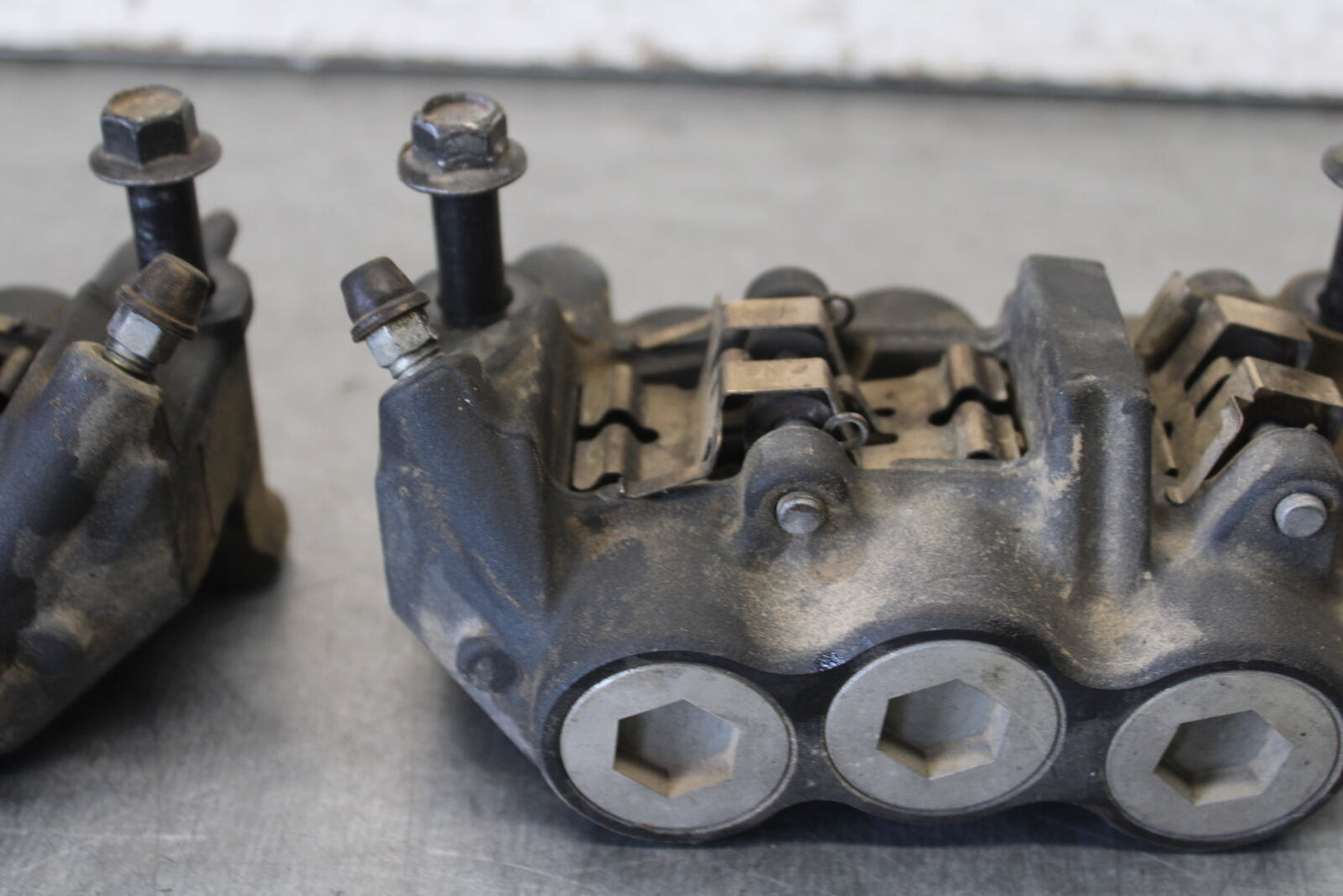 09-14 YAMAHA YZF R1 RIGHT LEFT FRONT BRAKE CALIPER SET PAIR CALIPERS BB696