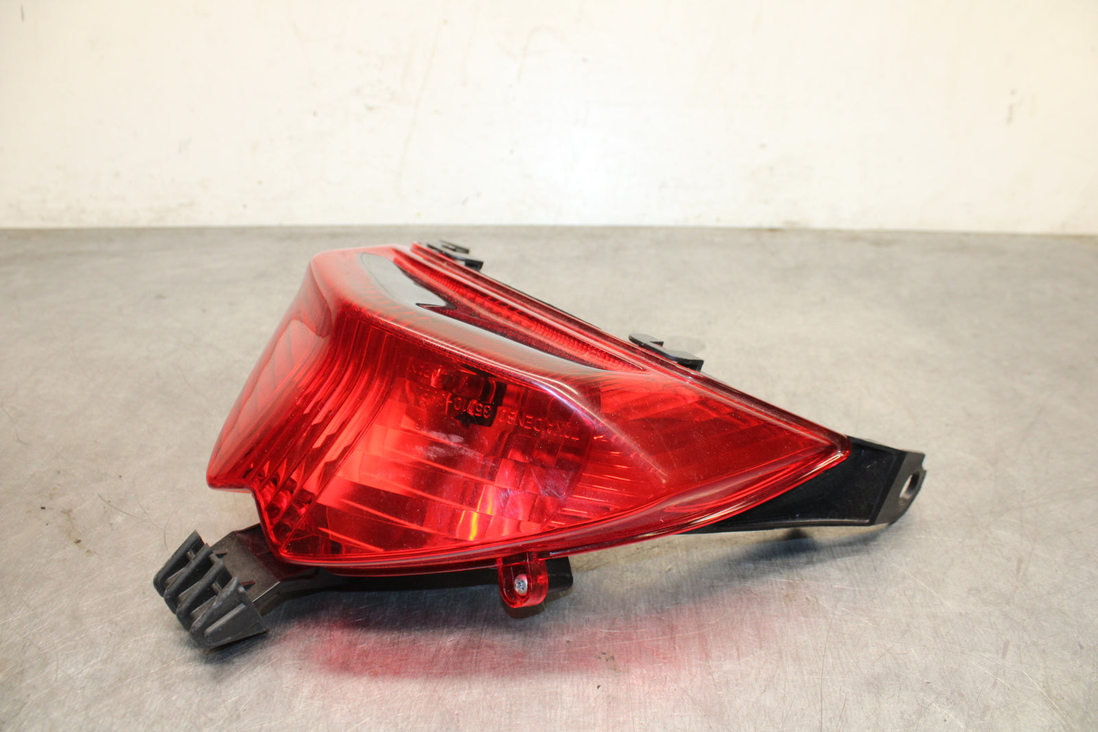 13-16 SUZUKI BANDIT 1250S ABS REAR TAIL TAILLIGHT BACK BRAKE LIGHT BB134
