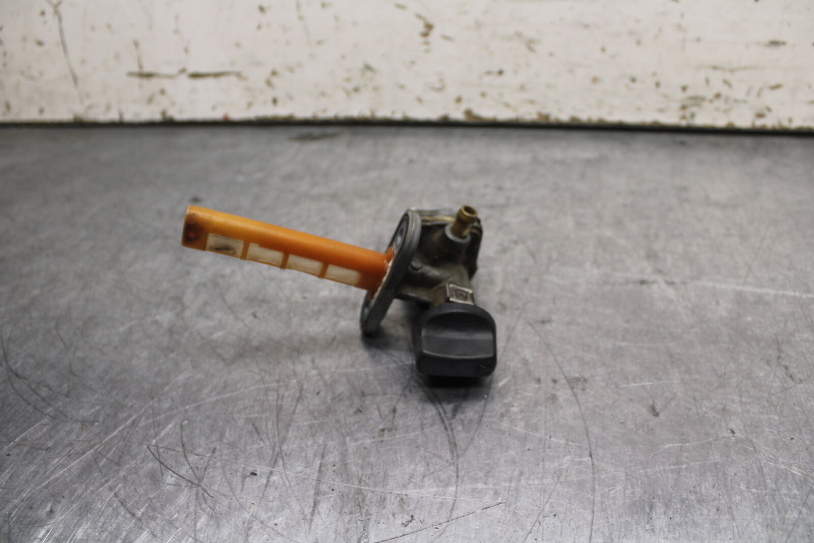 04-05 SUZUKI KATANA 750 GSX750F FUEL GAS TANK PETCOCK SHUT ON OFF VALVE BB110