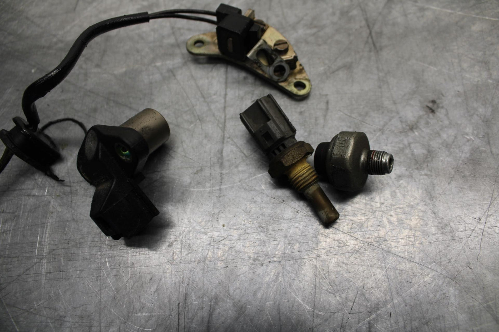 04-05 SUZUKI GSXR600 CRANKSHAFT POSTION PICK UP SENSOR ENGINE  BB329