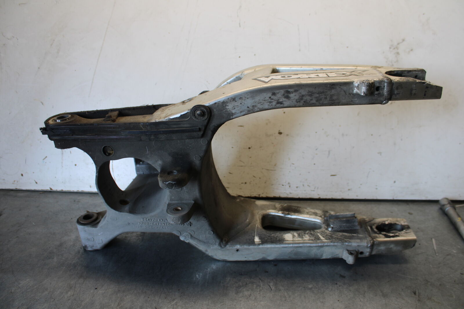 03-04 HONDA CBR600RR REAR SWINGARM BACK SUSPENSION SWING ARM BB661