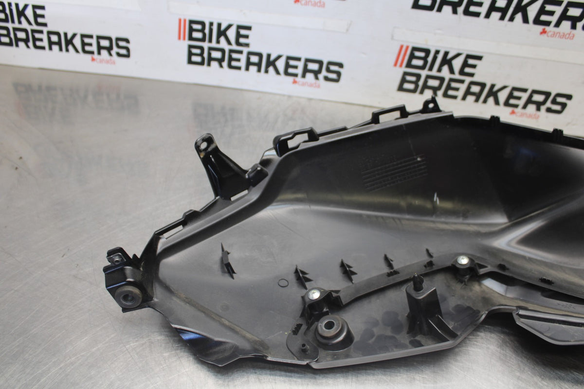 23-24 YAMAHA MT-07 LEFT GAS TANK FUEL CELL COVER FAIRING COWL BB927