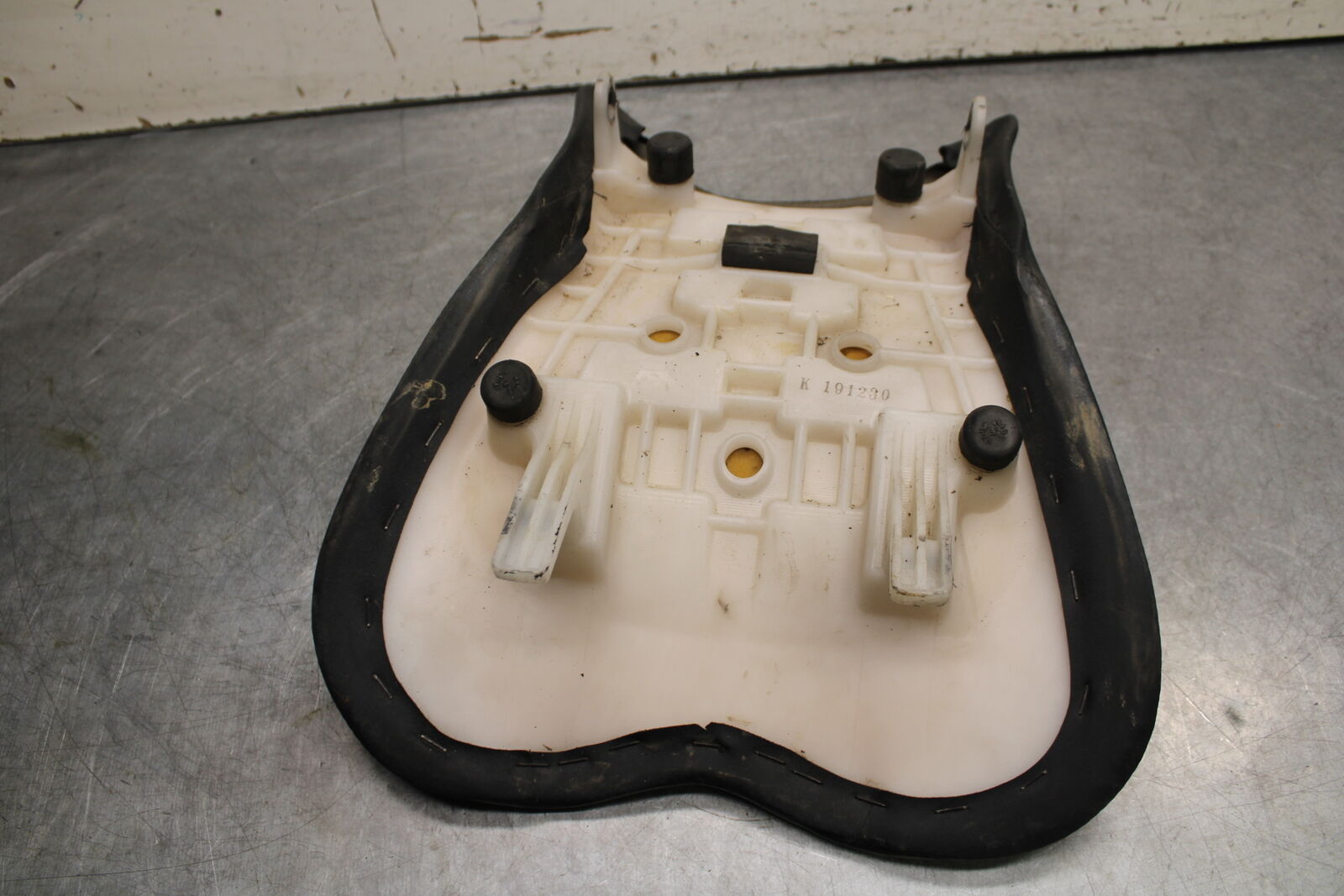 06-07 SUZUKI GSXR750 FRONT DRIVERS SEAT PAD SADDLE PILLION 45100-01H00-6BY BB670