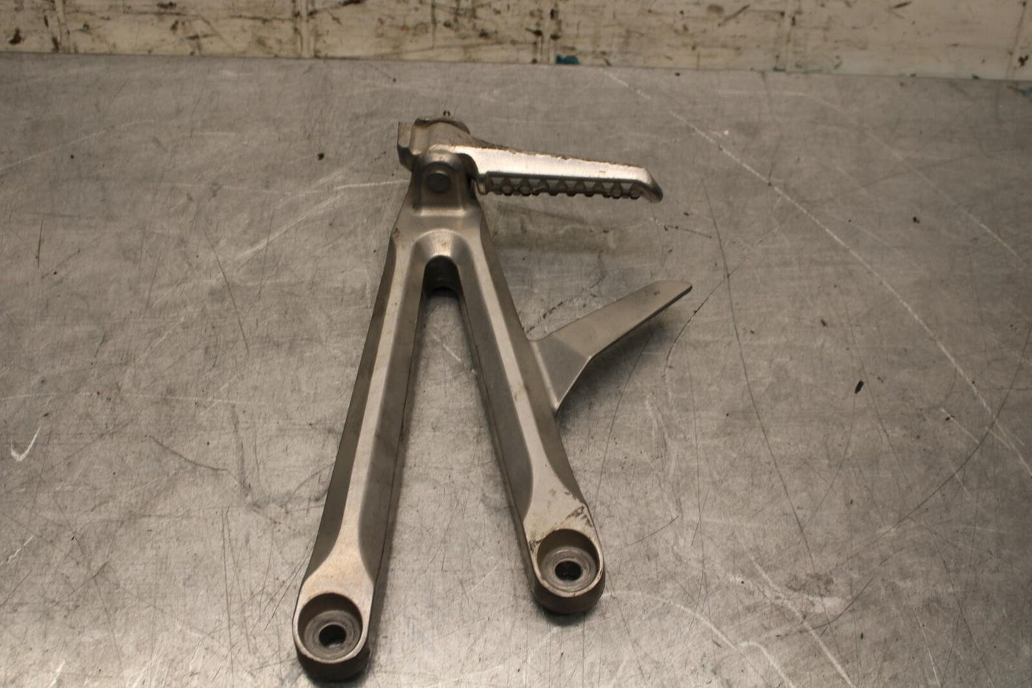 2005 Honda CBR600RR RIGHT REAR PASSENGER PEG 50720-MEL-305 50750-MEE-D00 BB564