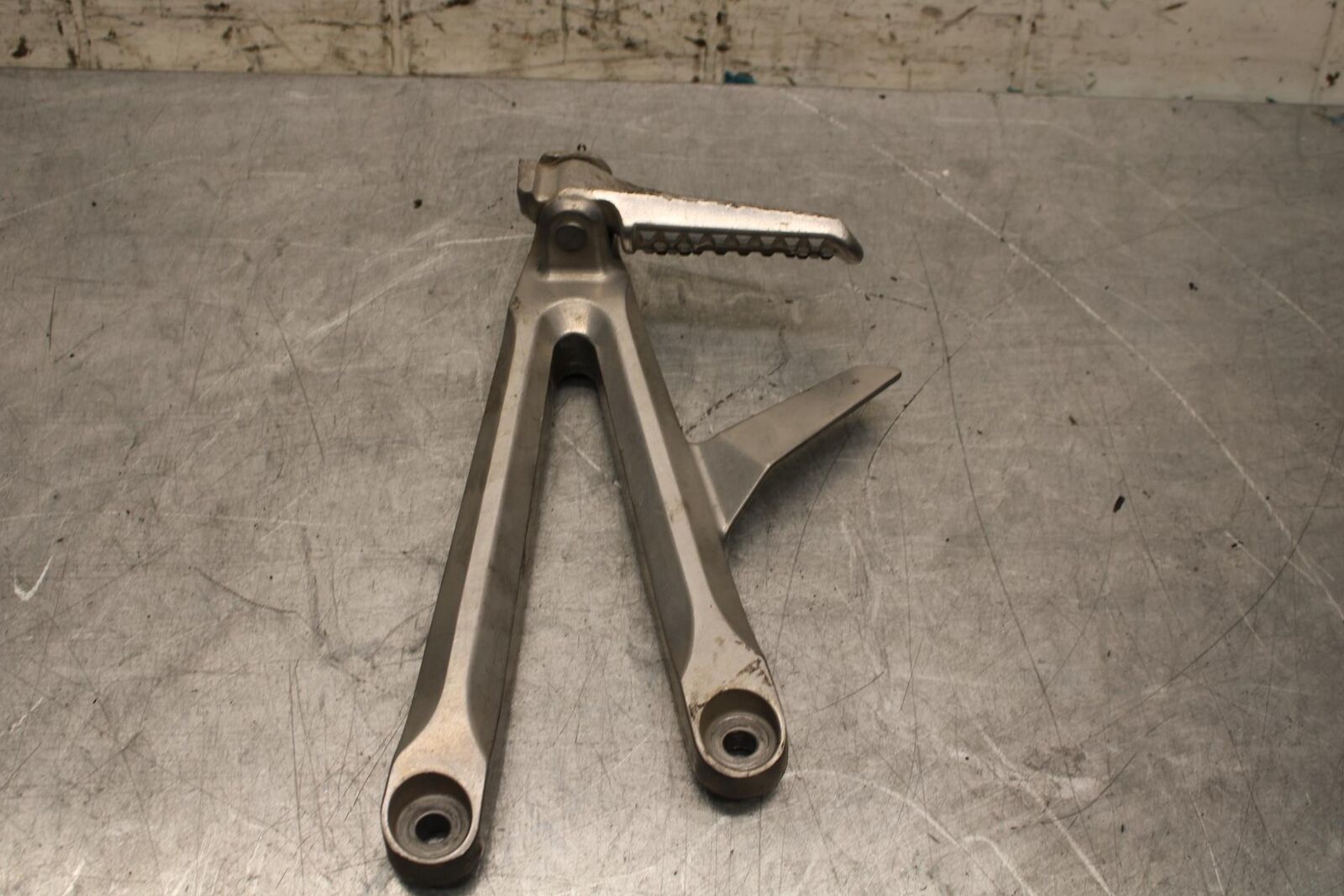 2005 Honda CBR600RR RIGHT REAR PASSENGER PEG 50720-MEL-305 50750-MEE-D00 BB564