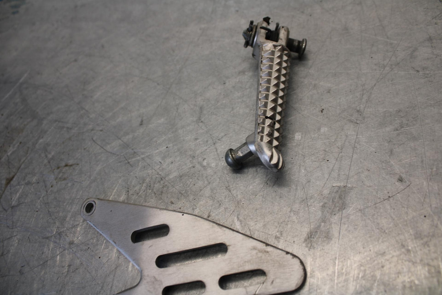 07-08 YAMAHA YZF R1 RIGHT FRONT FOOT REST PEG STEP BB439