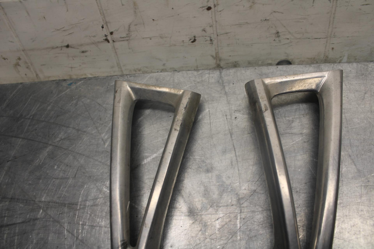 05 YAMAHA YZF R6S REAR BACK PASSENGER PEG SET PAIR BB462