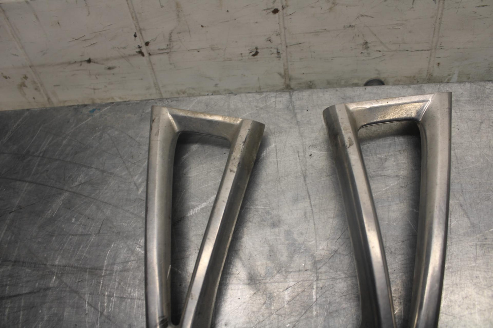 05 YAMAHA YZF R6S REAR BACK PASSENGER PEG SET PAIR BB462