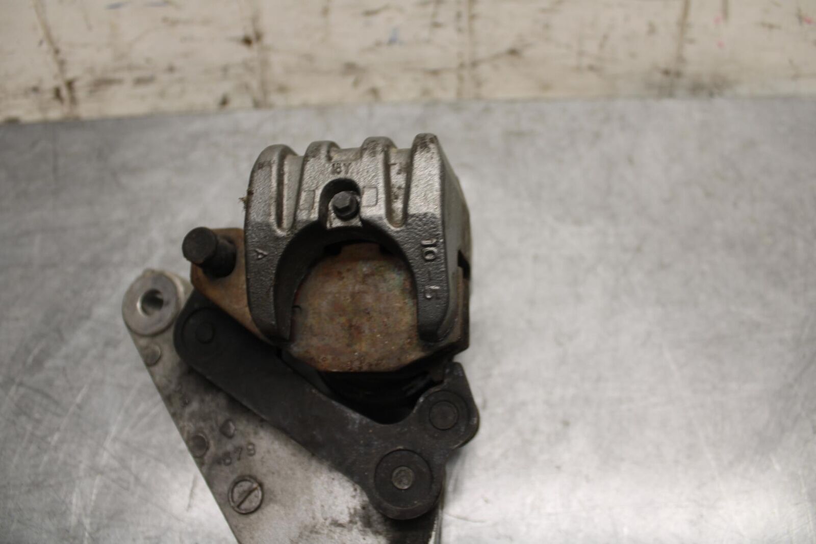 2001 Kawasaki Ninja ZX6 ZX600E REAR BACK BRAKE CALIPER W MOUNT BRACKET BB547