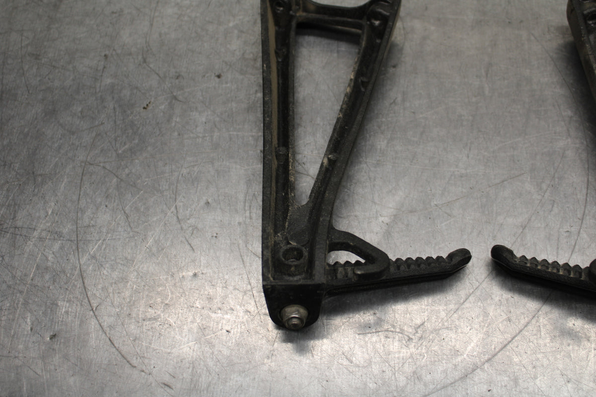 06-07 YAMAHA YZF R6 REAR BACK PASSENGER PEG SET PAIR BB742