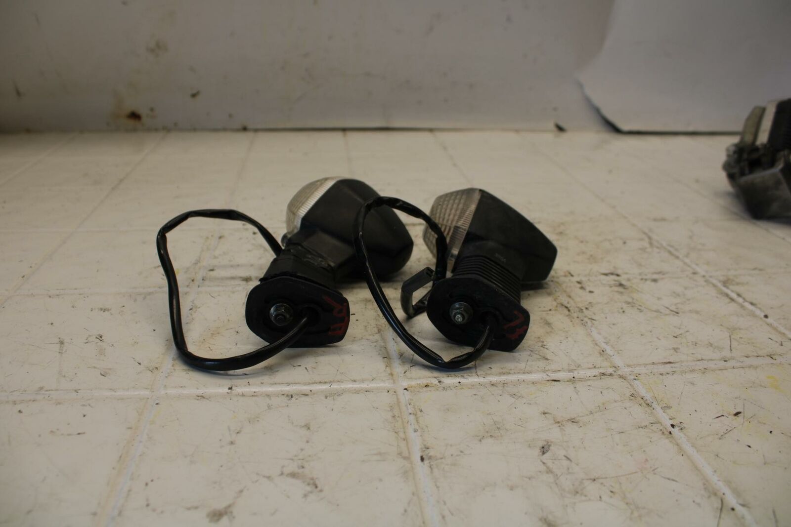 06-07 SUZUKI BANDIT 1200S ABS FRONT LEFT RIGHT TURN SIGNALS LIGHT BB21