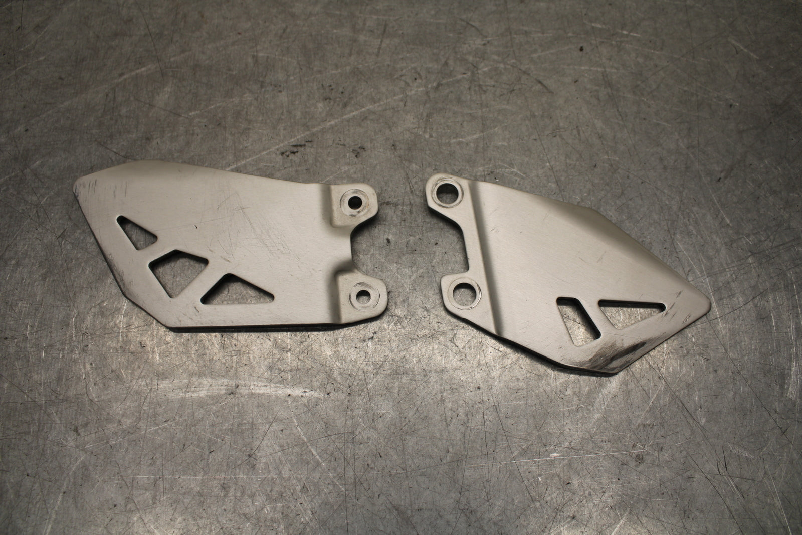 16 KAWASAKI NINJA ZX10R RIGHT LEFT PAIR HEEL GUARD COVER  BB650