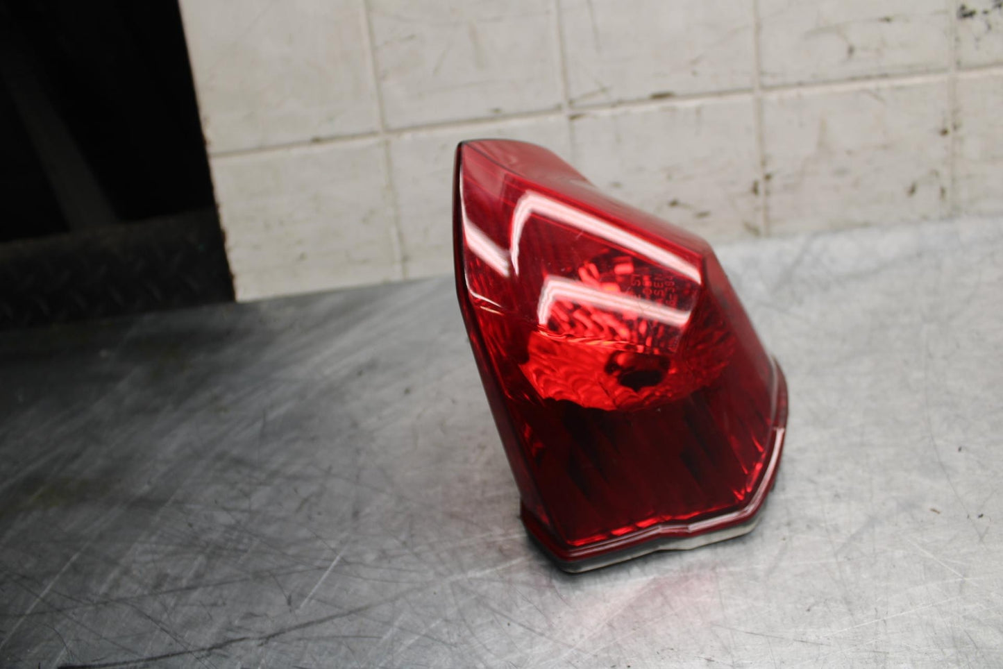2010 Yamaha FZ6R REAR TAIL TAILLIGHT BACK BRAKE LIGHT BB07