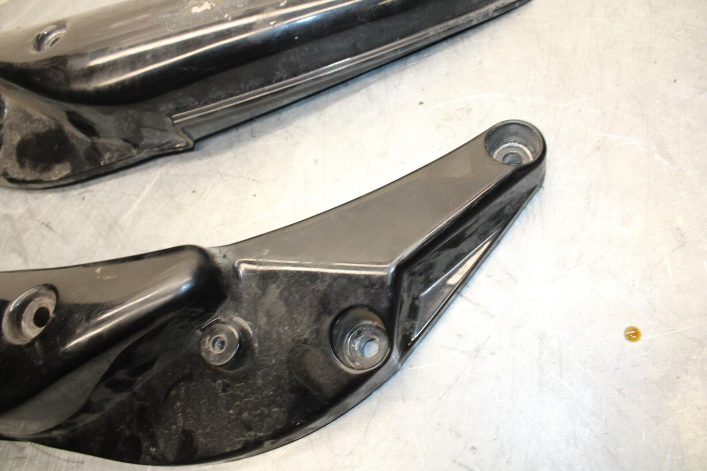 06-09 SUZUKI M109R BOULEVARD REAR BACK FENDER SUPPORT FRAME SUBFRAME BB501