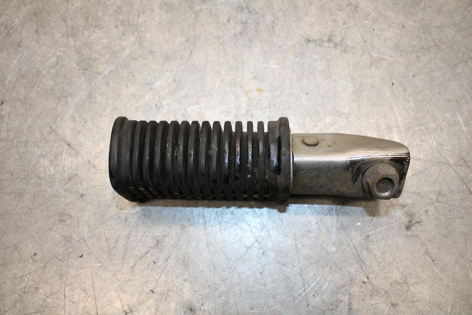 1982 Suzuki GS1100ES REAR BACK PASSENGER PEG SET PAIR BB55
