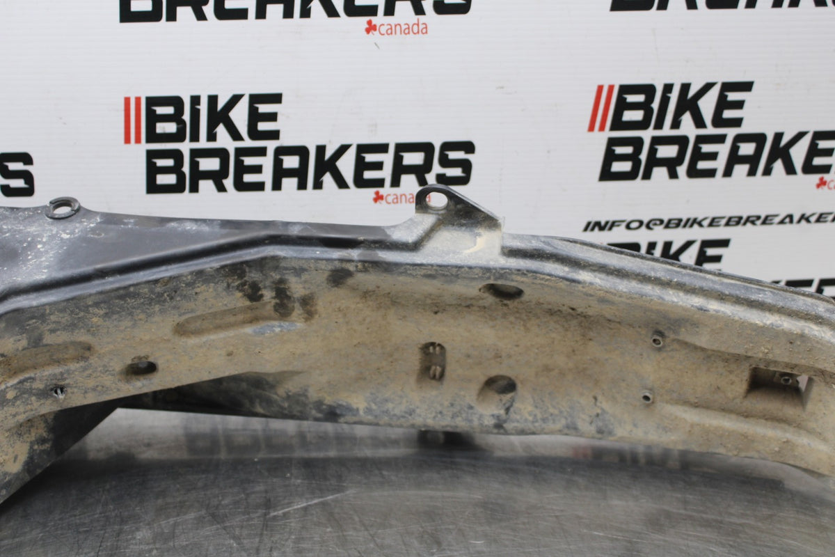 18 YAMAHA SUPER TENERE REAR BACK TAIL UNDERTAIL BATTERY TRAY PLASTIC BB832