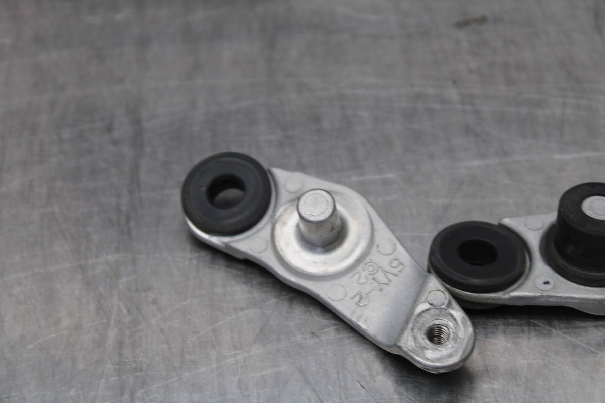 04-05 YAMAHA YZF R1 FRONT GAS TANK BRACKET SET MOUNT  BB173