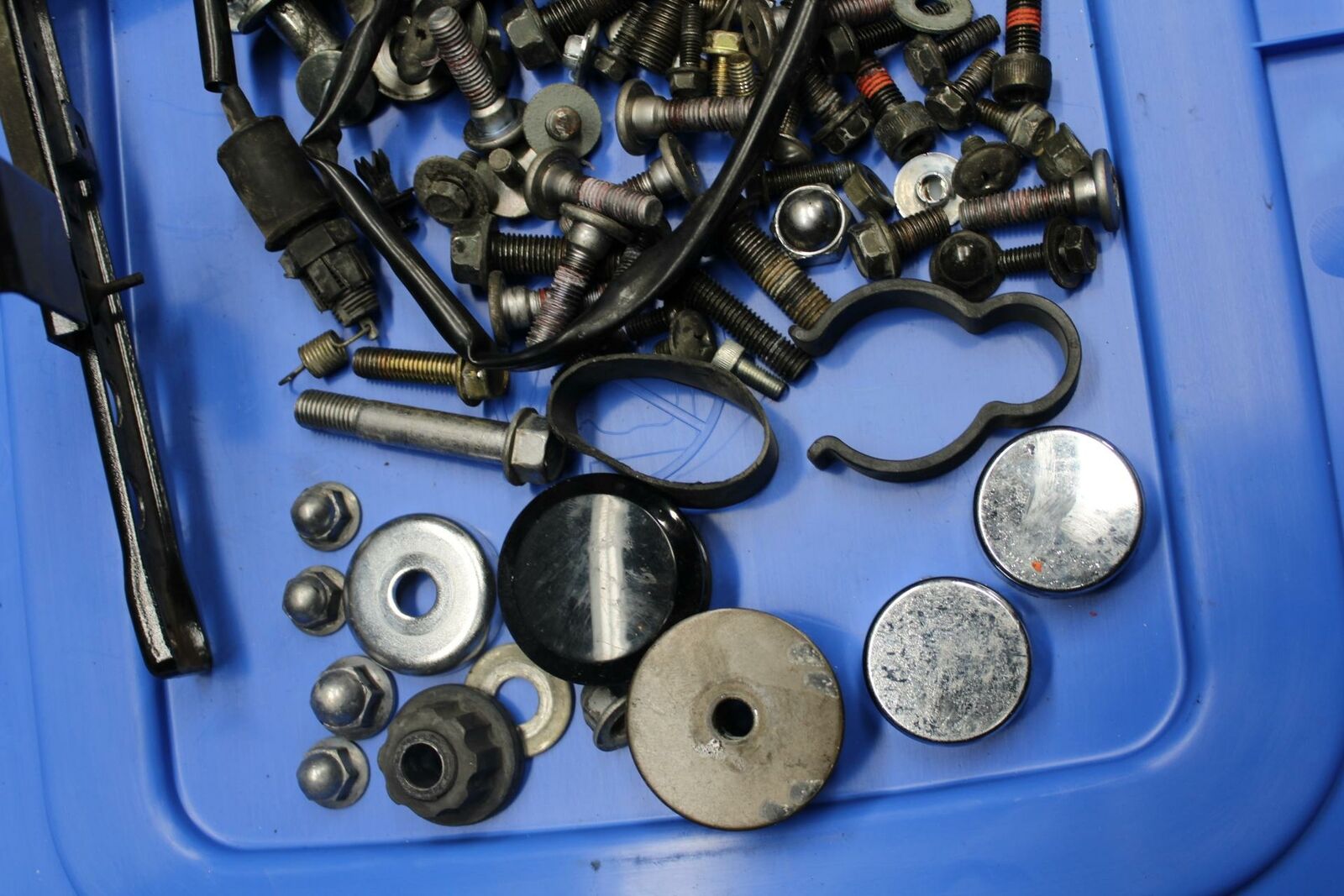 05-06 KAWASAKI VULCAN VN1500 CLASSIC ASSORTED BOLTS HARDWARE TANK DAMPERS BB220